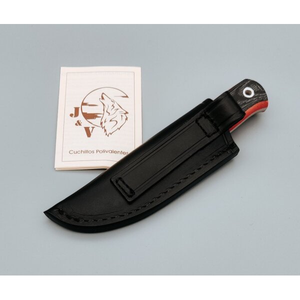 J&V Hobbit Black / Red MoVa-58 Micarta Mehrfarbig schwarz rot inkl. Lederscheide