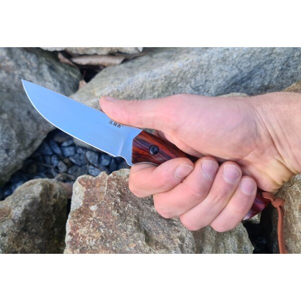 Sanrenmu S771 Jagdmesser 14C28N Stahl Sandelholz Lederscheide