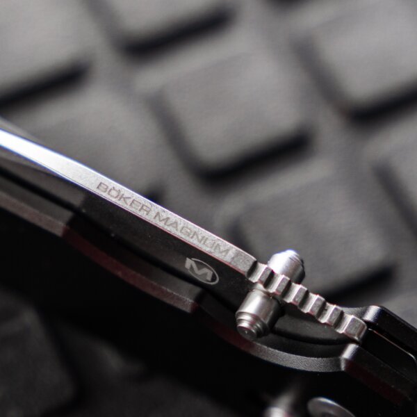Böker Magnum Rockstub Black 440B Stahl mit Griff aus Aluminium und Crossbar Lock 01SC091