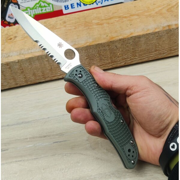 Spyderco Endura Foliage Serrated VG-10 Stahl FRN Griff 01SP543