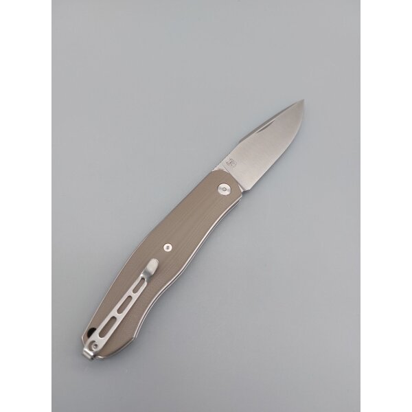 Real Steel Serenity Slip Joint Coyote G10 Satin Klinge Design by Braginets Farbe Beige Tan