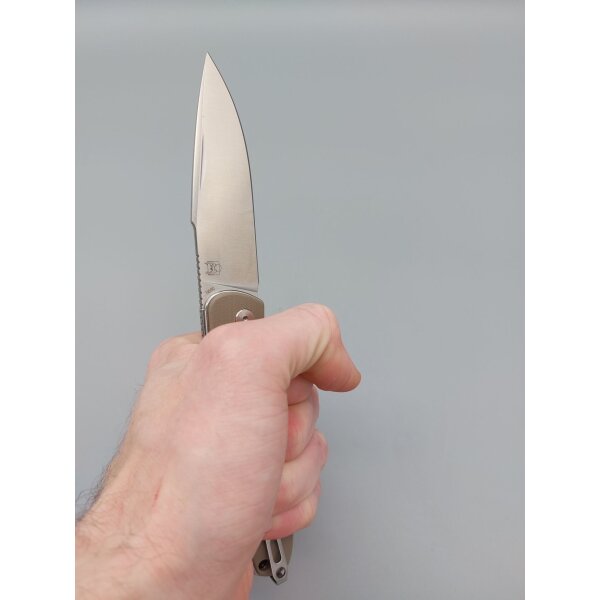 Real Steel Serenity Slip Joint Coyote G10 Satin Klinge Design by Braginets Farbe Beige Tan