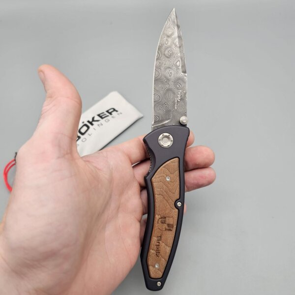 Böker Solingen Tirpitz Premium Damast Taschenmesser mit 300 Lagen Aluminiumgriff Holzinlay Sammlerbox
