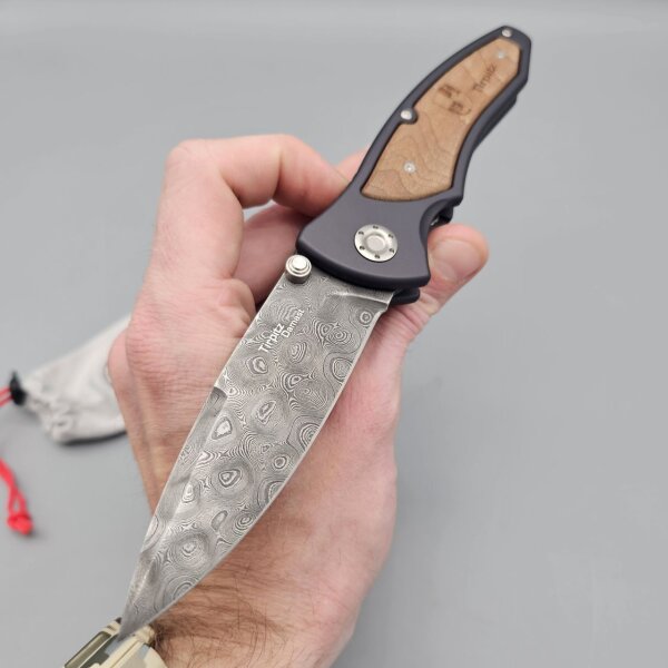 Böker Solingen Tirpitz Premium Damast Taschenmesser mit 300 Lagen Aluminiumgriff Holzinlay Sammlerbox
