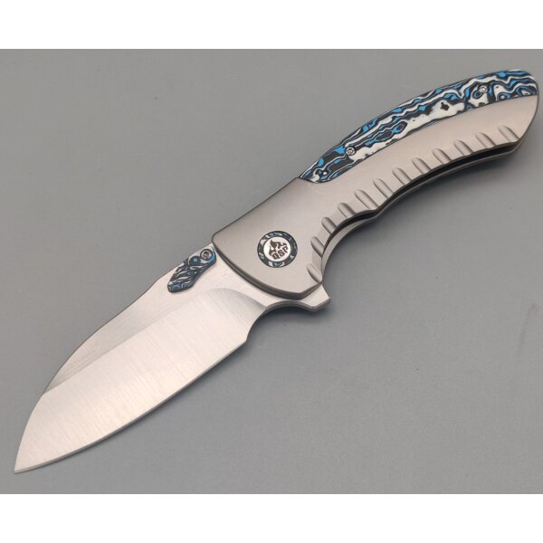 QSP Capybara Frame Lock M390 Stahl Titangriff Blue Camo Carbon Fiber