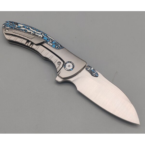 QSP Capybara Frame Lock M390 Stahl Titangriff Blue Camo Carbon Fiber