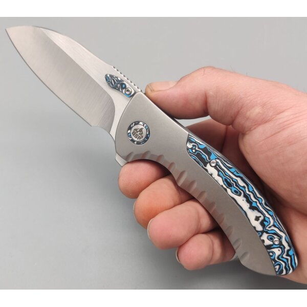 QSP Capybara Frame Lock M390 Stahl Titangriff Blue Camo Carbon Fiber