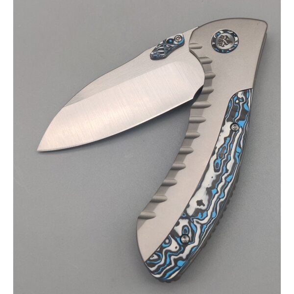 QSP Capybara Frame Lock M390 Stahl Titangriff Blue Camo Carbon Fiber
