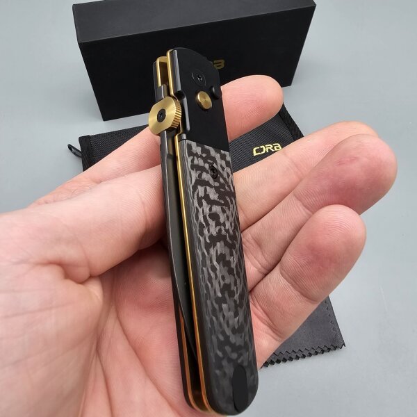 CJRB Locust PREMIUM - J1951G-BCF Locust S90V Stahl Titanium Backen und Carbon Fiber Griff Keramikkugellager Button Lock