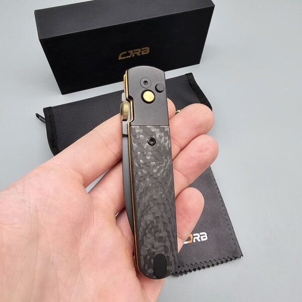 CJRB Locust PREMIUM - J1951G-BCF Locust S90V Stahl Titanium Backen und Carbon Fiber Griff Keramikkugellager Button Lock