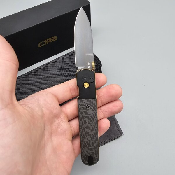 CJRB Locust PREMIUM - J1951G-BCF Locust S90V Stahl Titanium Backen und Carbon Fiber Griff Keramikkugellager Button Lock