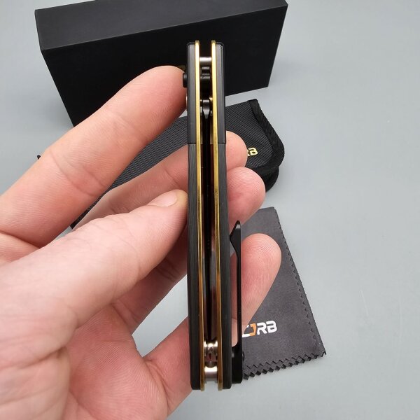 CJRB Locust PREMIUM - J1951G-BCF Locust S90V Stahl Titanium Backen und Carbon Fiber Griff Keramikkugellager Button Lock