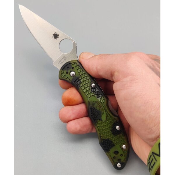Spyderco Delica 4 Lightweight Zome Green Camo Tarn Grün Military Camouflage VG-10 Stahl 01SP921