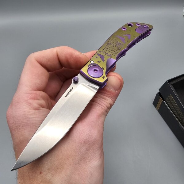 Spartan Blades SF10 Magnacut 3,25 Stahl Harsey Folder - Halloween No Rest For The Wicked Gold Purple Lila
