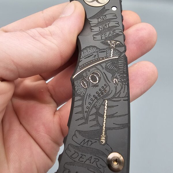 Spartan Blades SF5 Custom Magna Cut Harsey Folder - PLAGUE DOCTOR PVD Black Gold Schwarz