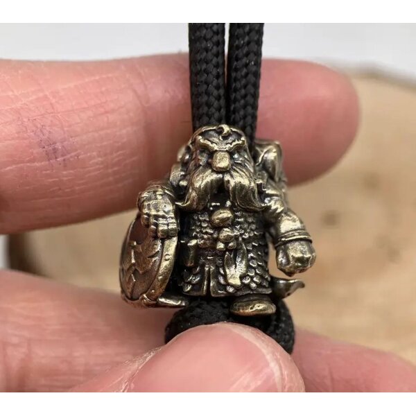 Bead Anhänger Zwerg Zwergsoldat Goblin mit Schild mythisch Figur Schlüsselanhänger aus Messing EDC