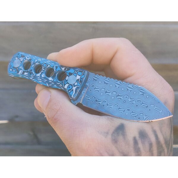 QSP Knife Canary Neck Knife QS141-I Blue Camo Damast Kohlefaser CF