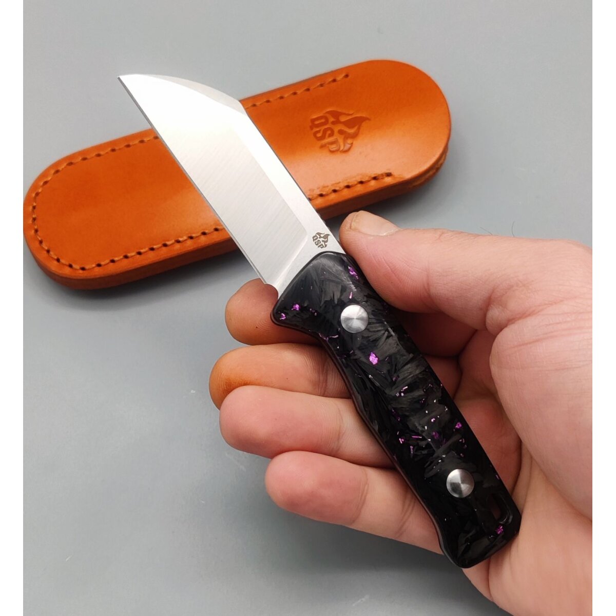 QSP Knife Baby Penguin Fixed Blade QS130BP-E1 Shredded CF Purple, 79,95 €