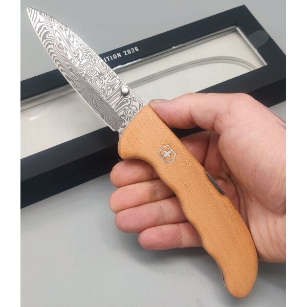 Victorinox Evoke Wood Damast Limited Edition 2026 Jahresmesser Damastmesser