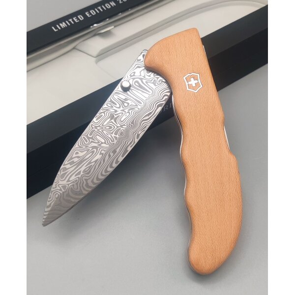 Victorinox Evoke Wood Damast Limited Edition 2026 Jahresmesser Damastmesser