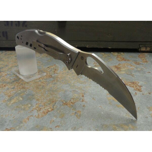 Spyderco Crossbill Serrated 8Cr13MoV Edelstahl Silber 01SP1007PS