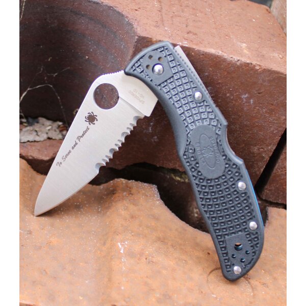 Spyderco Endela Lightweight Thin Blue Line Combination VG-10 FRN  Schwarz 01SP1167