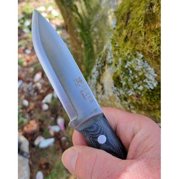 Joker Ember 14C28N Micarta Schwarz inkl. Feuerstarter Paracord Dangler Lederscheide