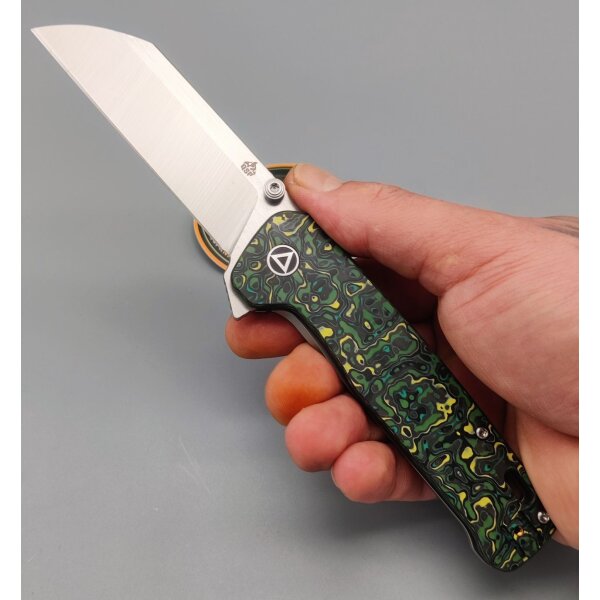 QSP Knife Penguin Plus QS130XL-F1 20CV Stahl Mossie Green CF